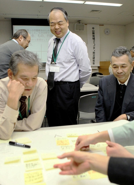 防災は考え、動くこと。自らの説を体現するように、瀧本さん（中央）は全国を駆け回る＝島根県大田市（撮影・大山伸一郎） 
