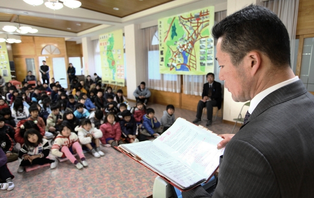 赤いファイルを手に体験を語る米山さん。「一人でも多くの人に伝えたい」＝相生市立那波小学校（撮影・大山伸一郎）
