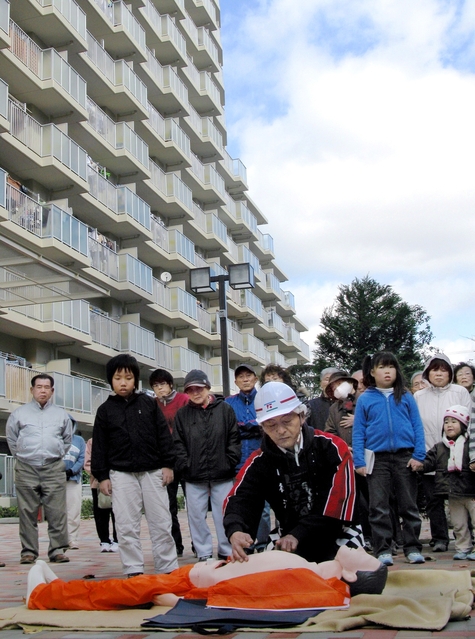 「安全は割り勘」が基本。子どもたちも参加した防災訓練＝明石市川崎町 