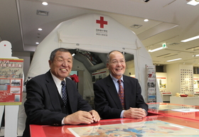 北淡町の経験を都会の防災に生かす。「横浜の街を変えたい」と語る植村保男さん（右）と、高橋克明さん＝横浜市中区、日本赤十字社神奈川県支部（撮影・峰大二郎）
