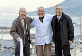 復興を見つめてきた（左から）高田欣二さん、高田一夫さん、富永登志也さん。町の再生を願う＝淡路市富島（撮影・峰大二郎） 
