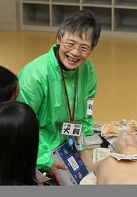 「助け合って、命を守ろうね」。防災訓練で子どもたちに語りかける犬飼好子さん＝神戸市西区、高津橋小（撮影・山崎　竜） 
