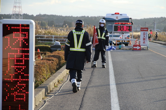東京電力福島第１原発の北方２０キロ地点で「警戒区域」への立ち入りを禁止する警察官。＝２０１１年１２月１４日、福島県南相馬市