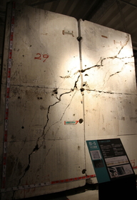 阪神・淡路大震災で大きな損傷を受けた阪神高速神戸線の橋脚＝神戸市東灘区深江浜町、震災資料保管庫