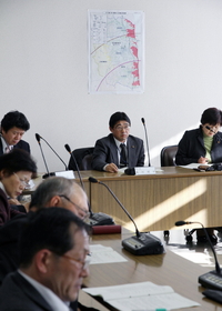 合併に伴い、原発への姿勢が相反するまま発足した福島県南相馬市議会。今、原発事故後の対応に追われている＝２０１１年１２月１３日、南相馬市役所