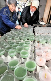 ろうそく作りに励むボランティア＝１７日午前、神戸市灘区摩耶埠頭（撮影・辰巳直之）