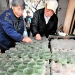 ろうそく作りに励むボランティア＝１７日午前、神戸市灘区摩耶埠頭（撮影・辰巳直之）