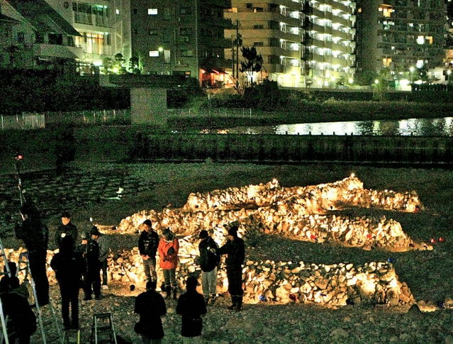 ライトアップされる震災追悼オブジェ「生」＝２０１２年１月16日、武庫川中州