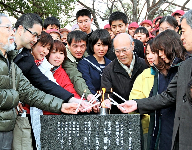 「１・１７希望の灯り」を分灯する中学生ら＝１０日午後、神戸市中央区加納町６（撮影・峰大二郎）