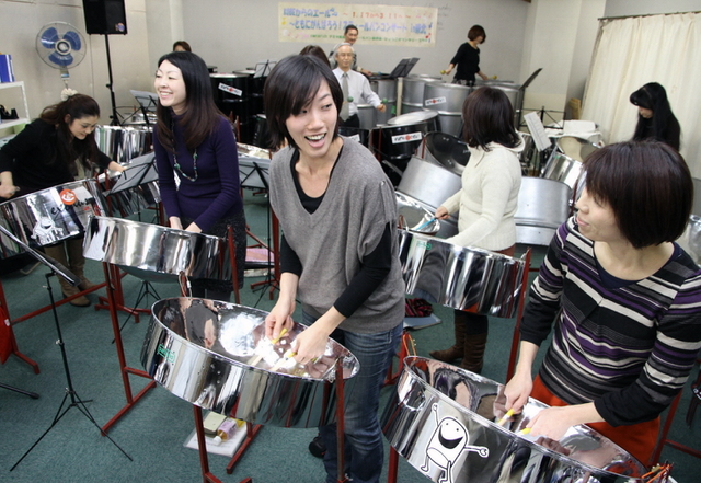 宮城県での演奏に向け、練習を重ねる「ファンタスティックス」のメンバーら＝神戸市長田区西尻池町３