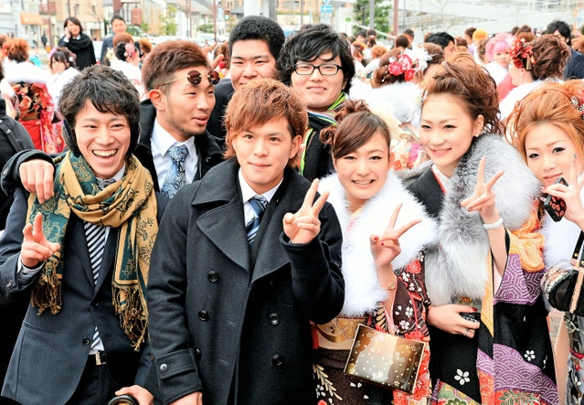 成人式で、同級生と笑顔を見せる湯口礼さん（前列左から２人目）＝14日午後、神戸市兵庫区御崎町１（撮影・大山伸一郎）