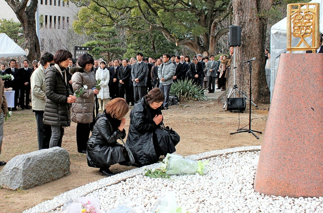 慰霊碑に献花する遺族ら＝神戸大六甲台キャンパス
