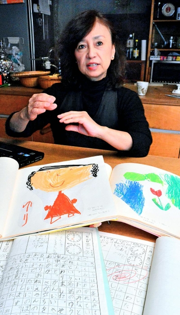 百合さんのお絵かきや日記を前に、娘への思いを語る中北富代さん＝西宮市大井手町（撮影・笠原次郎）