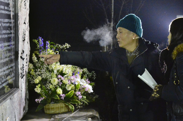 記念碑に刻まれた妻の名前を指さす細見昌一さん＝１７日午前６時１９分、西宮市奥畑、西宮震災記念碑公園（撮影・笠原次郎）