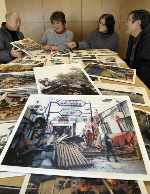展示に向け、持ち寄った写真を整理する住民ら＝神戸市東灘区魚崎中町４
