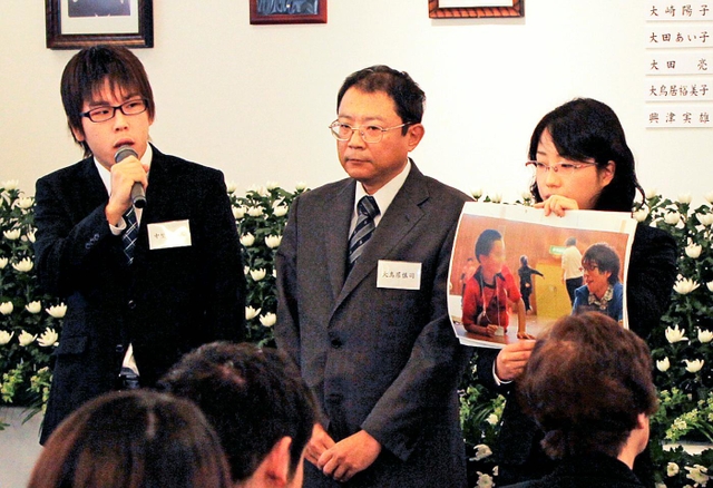 津波遺児の支援活動を報告する（左から）中埜翔太さんと大鳥居慎司さん＝神戸市東灘区本庄町１（撮影・峰大二郎）