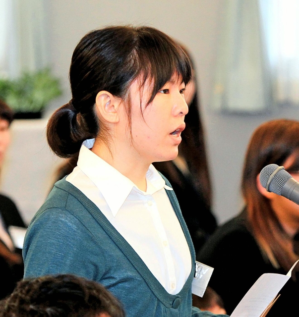 両親や兄への手紙を読む木原喜子さん＝神戸市東灘区本庄町１（撮影・峰大二郎）