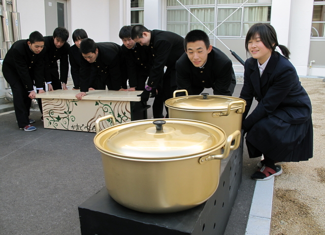 移動式のかまどベンチ。普段は木製カバーを付けてベンチに（奥）。災害時はカバーを外してかまどに＝兵庫県立舞子高校