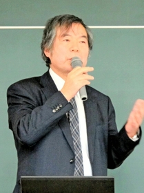 最終講義で自身の研究を振り返る室崎教授＝三田市学園２、関西学院大神戸三田キャンパス
