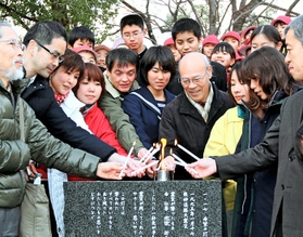「１・１７希望の灯り」を分灯する中学生ら＝１０日午後、神戸市中央区加納町６（撮影・峰大二郎）