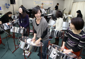宮城県での演奏に向け、練習を重ねる「ファンタスティックス」のメンバーら＝神戸市長田区西尻池町３