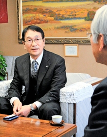 井戸敏三知事に被災地の現状について話す碇川豊大槌町長＝兵庫県庁