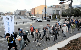 震災後、緊急時の避難・救援路として整備された山手幹線を歩き、防災意識を高める「ひょうごメモリアルウォーク」の参加者ら＝１７日午前８時５６分、芦屋市松ノ内町（撮影・田中靖浩）