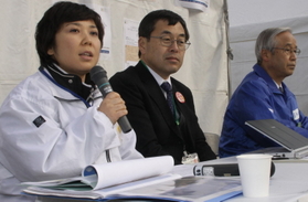 東日本大震災の被災地での体験を語る池添麻奈さん（左）と村松淳司さん（中央）＝神戸市中央区脇浜海岸通１、なぎさ公園