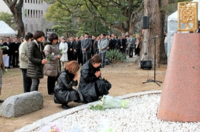 慰霊碑に献花する遺族ら＝神戸大六甲台キャンパス