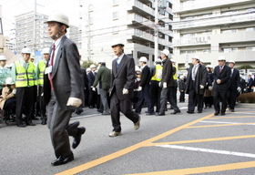 ヘルメット姿で避難訓練に臨む神戸製鋼所グループの従業員ら＝神戸市中央区脇浜町２