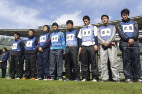 半旗に向かって黙とうするオリックスの松葉（右から４人目）ら