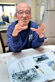 モニュメントマップの作成に取り組む上西勇さん＝神戸市東灘区魚崎南町８