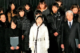 「しあわせ運べるように」を独唱する森祐理さん＝１７日午前５時５２分、神戸市中央区加納町６、東遊園地（撮影・山崎　竜）