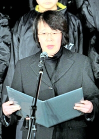 追悼の言葉を述べる遺族代表の藤本圭子さん１７日午前５時５６分、神戸市中央区加納町６、東遊園地（撮影・山崎　竜）