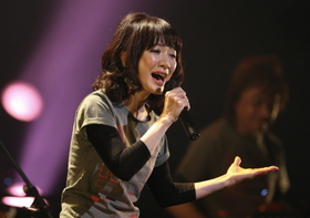 神戸への思いを込めて熱唱する平松愛理さん＝新神戸オリエンタル劇場（撮影・岡本好太郎）