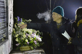 記念碑に刻まれた妻の名前を指さす細見昌一さん＝１７日午前６時１９分、西宮市奥畑、西宮震災記念碑公園（撮影・笠原次郎）