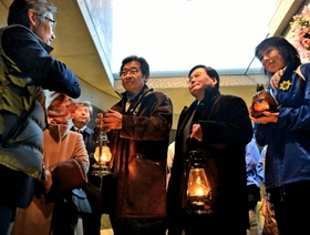 「慰霊と復興のモニュメント」を訪れた東北の被災者ら。（右から）陸前高田市、南相馬市、大槌町の火を持ち寄った＝16日午後、神戸市中央区加納町６（撮影・大山伸一郎）