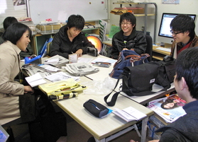 １７日の取材に向けて話し合う神戸大学ニュースネット委員会のメンバー＝神戸市灘区六甲台町、神戸大