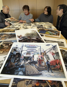 展示に向け、持ち寄った写真を整理する住民ら＝神戸市東灘区魚崎中町４
