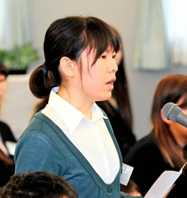 両親や兄への手紙を読む木原喜子さん＝神戸市東灘区本庄町１（撮影・峰大二郎）