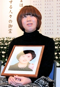 母の遺影を抱いて、１８年前を振り返る林田美由紀さん＝神戸市東灘区本庄町１（撮影・峰大二郎）