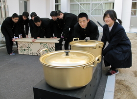 移動式のかまどベンチ。普段は木製カバーを付けてベンチに（奥）。災害時はカバーを外してかまどに＝兵庫県立舞子高校