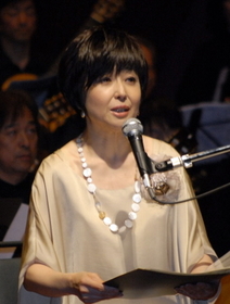 昨年仙台で開かれたコンサートで朗読する竹下さん。神戸から舞台を移し、被災者の思いを伝え続ける