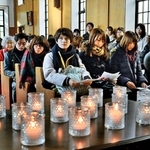 ろうそくがともされた礼拝堂で、１８年前の話を聞く学生たち＝９日午前、西宮市上ケ原一番町（撮影・笠原次郎）
