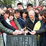 「１・１７希望の灯り」を分灯する中学生ら＝１０日午後、神戸市中央区加納町６（撮影・峰大二郎）