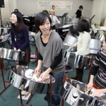 宮城県での演奏に向け、練習を重ねる「ファンタスティックス」のメンバーら＝神戸市長田区西尻池町３