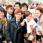 成人式で、同級生と笑顔を見せる湯口礼さん（前列左から２人目）＝14日午後、神戸市兵庫区御崎町１（撮影・大山伸一郎）