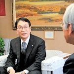 井戸敏三知事に被災地の現状について話す碇川豊大槌町長＝兵庫県庁