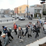 震災後、緊急時の避難・救援路として整備された山手幹線を歩き、防災意識を高める「ひょうごメモリアルウォーク」の参加者ら＝１７日午前８時５６分、芦屋市松ノ内町（撮影・田中靖浩）