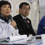 東日本大震災の被災地での体験を語る池添麻奈さん（左）と村松淳司さん（中央）＝神戸市中央区脇浜海岸通１、なぎさ公園